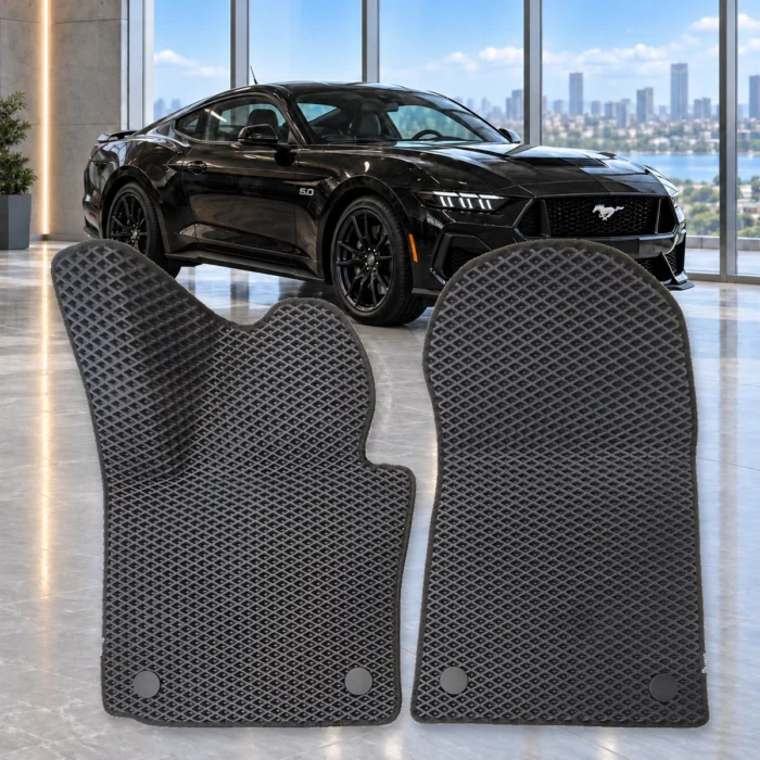Dwa przednie dywaniki RENZO na tle Ford Mustang VII S650 Fastback – zdjęcie poglądowe